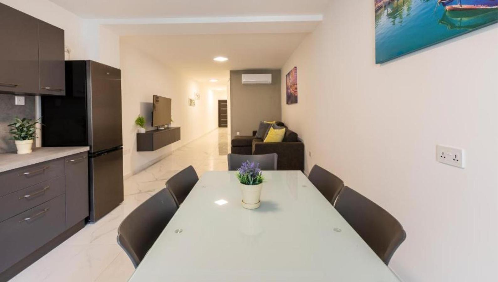 New And Modern Home In Bugibba, Great Location セント・ポールズ・ベイ エクステリア 写真