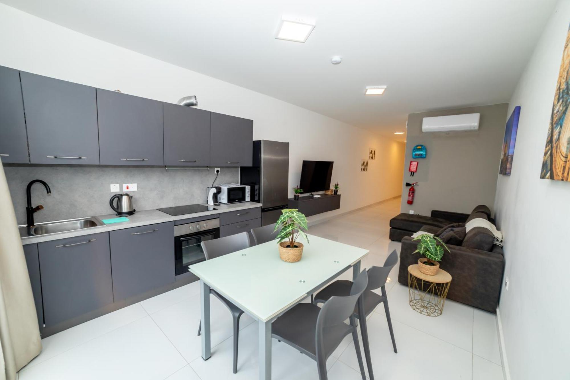 New And Modern Home In Bugibba, Great Location セント・ポールズ・ベイ エクステリア 写真